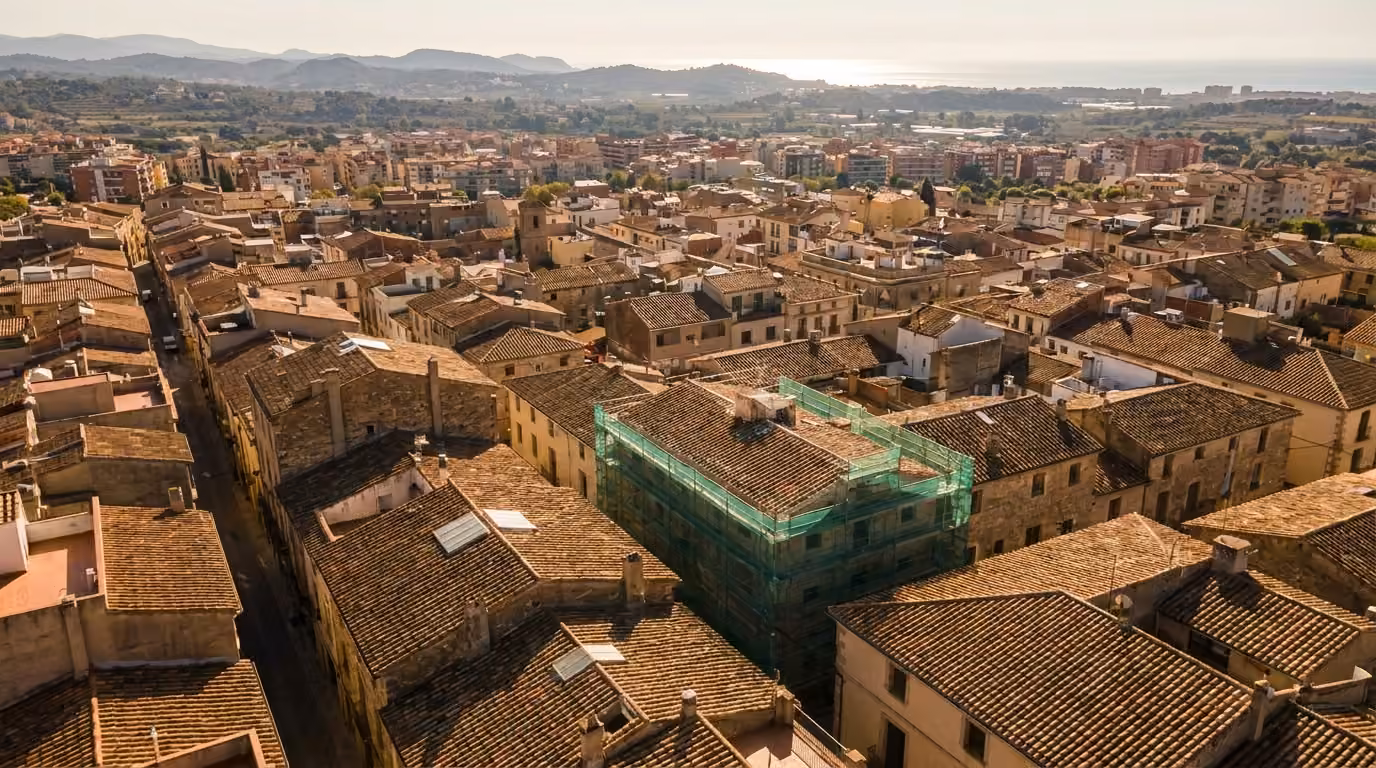 Vista aérea de tejados y fachadas de un núcleo urbano del Baix Llobregat