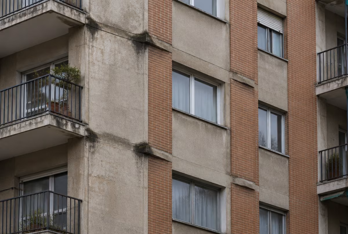 Ejemplo de fachada antes de SATE · aislamiento térmico exterior